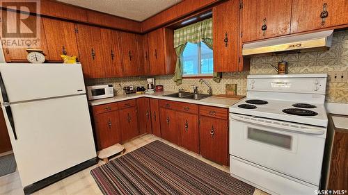711 1St Avenue E, Ponteix, SK - Indoor Photo Showing Kitchen With Double Sink