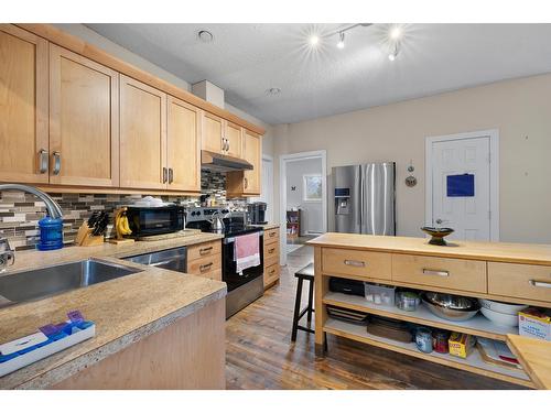 709 Cook Street, Creston, BC - Indoor Photo Showing Kitchen