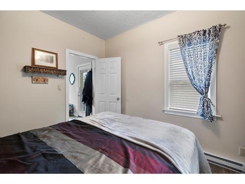 709 Cook Street, Creston, BC - Indoor Photo Showing Bedroom