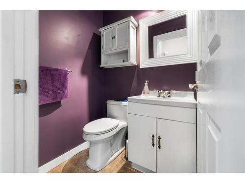 709 Cook Street, Creston, BC - Indoor Photo Showing Bathroom