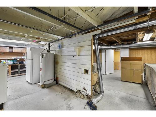 709 Cook Street, Creston, BC - Indoor Photo Showing Garage