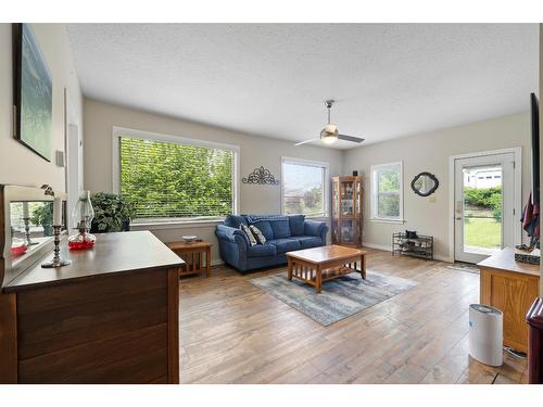 709 Cook Street, Creston, BC - Indoor Photo Showing Living Room