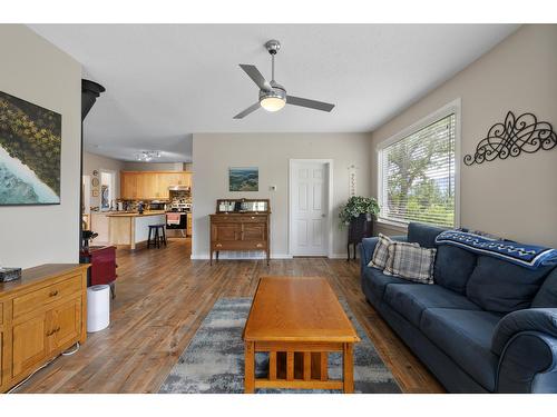 709 Cook Street, Creston, BC - Indoor Photo Showing Living Room