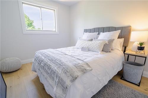 585 Southridge Drive, Hamilton, ON - Indoor Photo Showing Bedroom