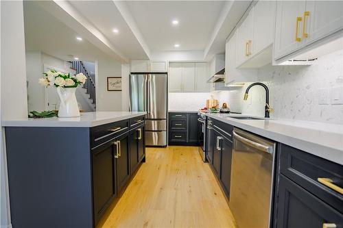 585 Southridge Drive, Hamilton, ON - Indoor Photo Showing Kitchen With Upgraded Kitchen