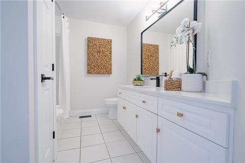 Main bathroom - 585 Southridge Drive, Hamilton, ON - Indoor Photo Showing Bathroom