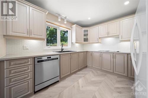 304 Mountbatten Avenue, Ottawa, ON - Indoor Photo Showing Kitchen With Upgraded Kitchen
