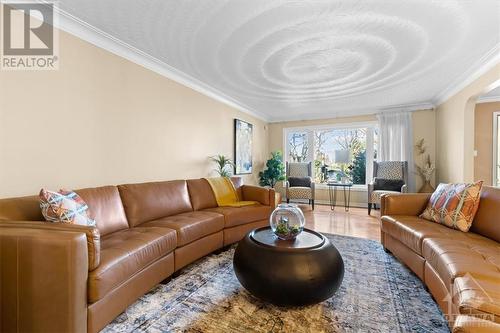 304 Mountbatten Avenue, Ottawa, ON - Indoor Photo Showing Living Room