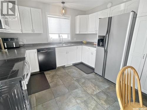 570 6Th Avenue Nw, Swift Current, SK - Indoor Photo Showing Kitchen