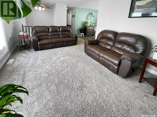 570 6Th Avenue Nw, Swift Current, SK - Indoor Photo Showing Living Room