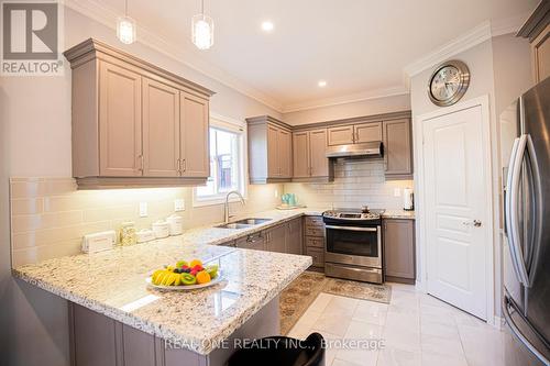 2181 Whitecliffe Way, Oakville (West Oak Trails), ON - Indoor Photo Showing Kitchen With Double Sink With Upgraded Kitchen