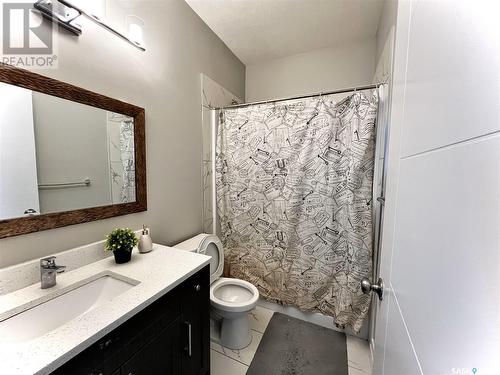211 Bentley Court, Saskatoon, SK - Indoor Photo Showing Bathroom