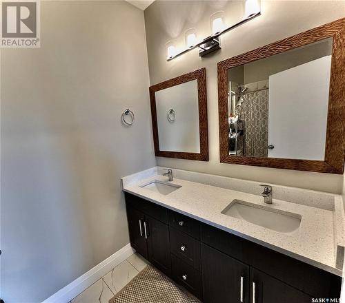 211 Bentley Court, Saskatoon, SK - Indoor Photo Showing Bathroom