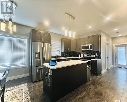211 Bentley Court, Saskatoon, SK - Indoor Photo Showing Kitchen With Stainless Steel Kitchen With Upgraded Kitchen