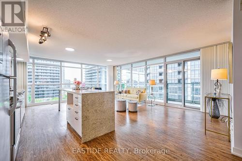 810 - 15 Singer Court, Toronto, ON - Indoor Photo Showing Living Room