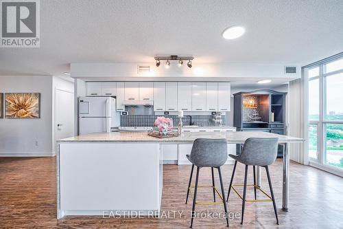 810 - 15 Singer Court, Toronto, ON - Indoor Photo Showing Kitchen