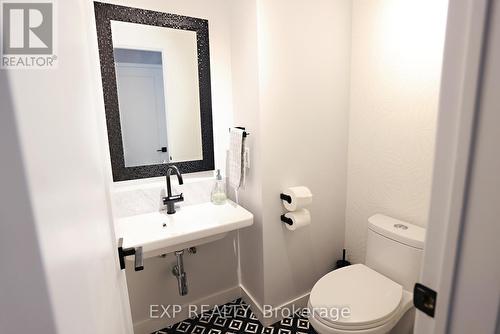 2960 Jackson Drive, Burlington, ON - Indoor Photo Showing Bathroom