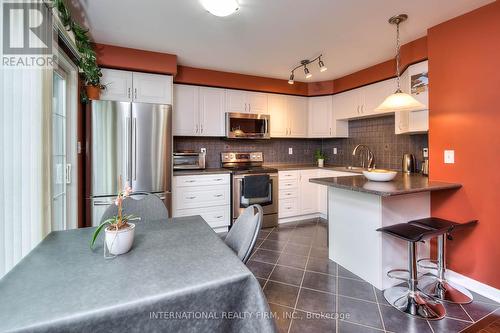 12 Fletcher Circle, Cambridge, ON - Indoor Photo Showing Kitchen With Upgraded Kitchen
