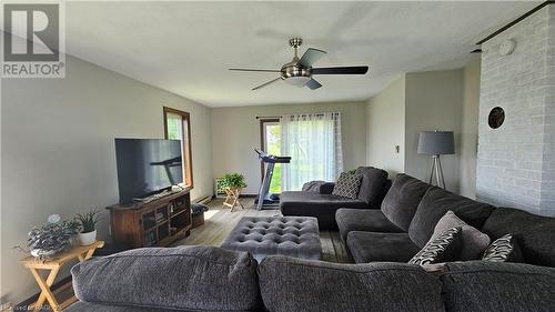 2889 Highway 6, Northern Bruce Peninsula, ON - Indoor Photo Showing Living Room