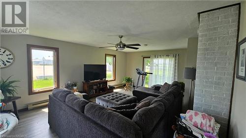 2889 Highway 6, Northern Bruce Peninsula, ON - Indoor Photo Showing Living Room