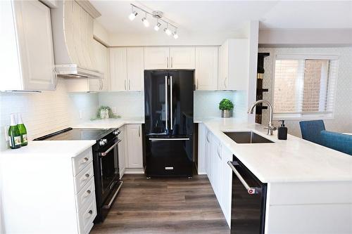 2960 Jackson Drive, Burlington, ON - Indoor Photo Showing Kitchen With Upgraded Kitchen