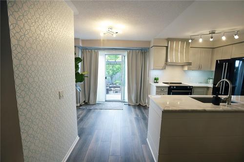 2960 Jackson Drive, Burlington, ON - Indoor Photo Showing Kitchen With Upgraded Kitchen
