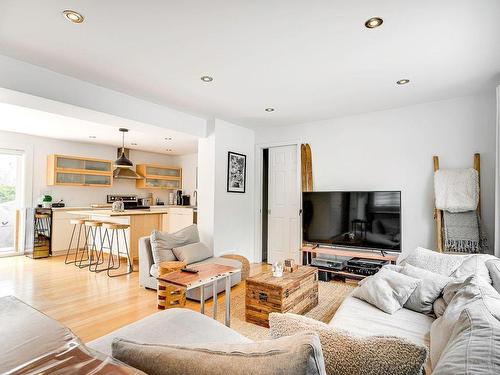 Salon - 366 Ch. Du Lac-Millette, Saint-Sauveur, QC - Indoor Photo Showing Living Room