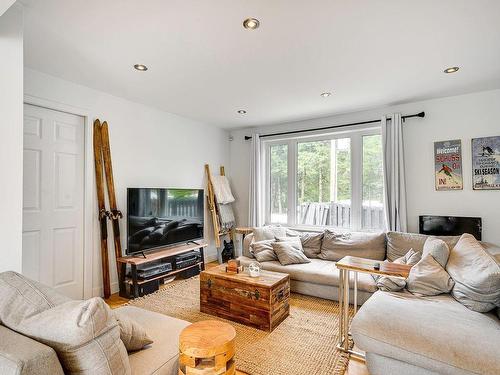 Salon - 366 Ch. Du Lac-Millette, Saint-Sauveur, QC - Indoor Photo Showing Living Room