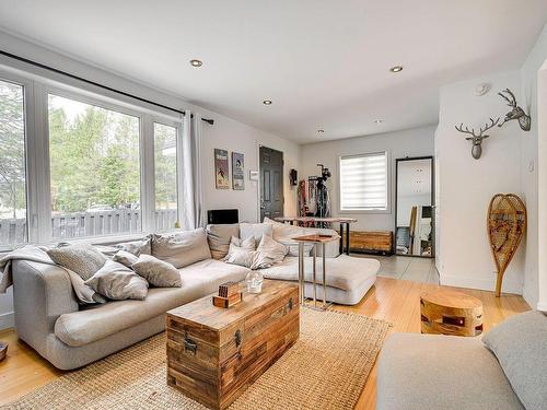 Salon - 366 Ch. Du Lac-Millette, Saint-Sauveur, QC - Indoor Photo Showing Living Room