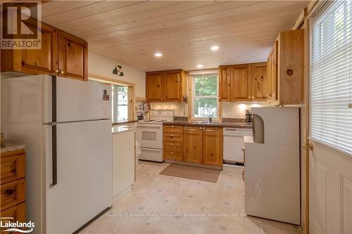 1226 Dignan Road, Dysart Et Al, ON - Indoor Photo Showing Kitchen