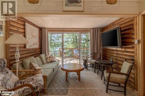 1226 Dignan Road, Dysart Et Al, ON - Indoor Photo Showing Living Room