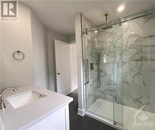 124 Boteler Street, Ottawa, ON - Indoor Photo Showing Bathroom