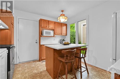 Kitchen with great layout and moveable island. - 52 Jackson Court, Kanata, ON - Indoor Photo Showing Kitchen