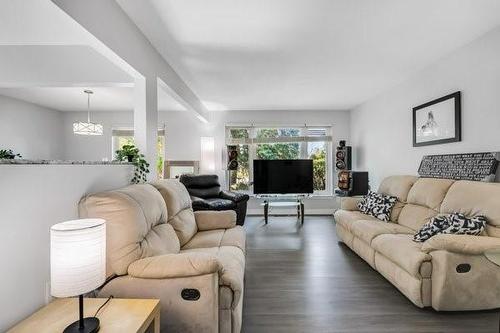 44 Deloraine Drive, Brampton, ON - Indoor Photo Showing Living Room