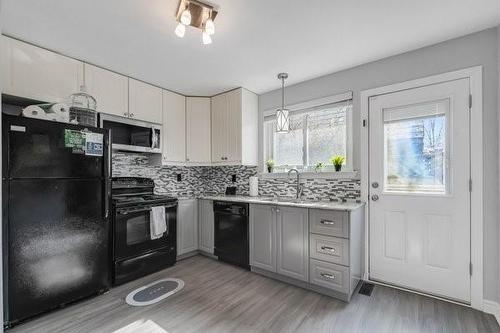 44 Deloraine Drive, Brampton, ON - Indoor Photo Showing Kitchen With Upgraded Kitchen