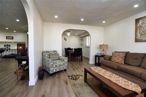 73 Summerlea Drive, Hamilton, ON - Indoor Photo Showing Living Room