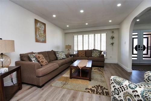 73 Summerlea Drive, Hamilton, ON - Indoor Photo Showing Living Room