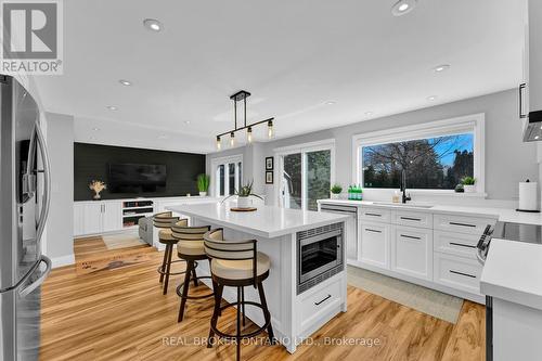 19 Hornby Court, Cambridge, ON - Indoor Photo Showing Kitchen With Upgraded Kitchen