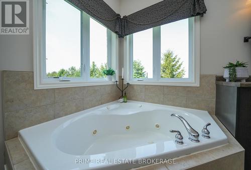 69395 Eagleson Line, North Middlesex (Parkhill), ON - Indoor Photo Showing Bathroom