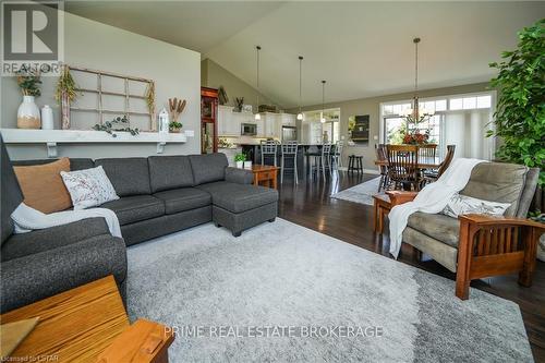 69395 Eagleson Line, North Middlesex (Parkhill), ON - Indoor Photo Showing Living Room