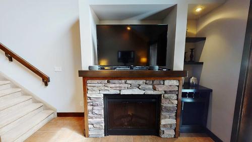 835 D - 800 Bighorn Boulevard, Radium Hot Springs, BC - Indoor Photo Showing Living Room With Fireplace