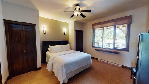 835 D - 800 Bighorn Boulevard, Radium Hot Springs, BC - Indoor Photo Showing Bedroom