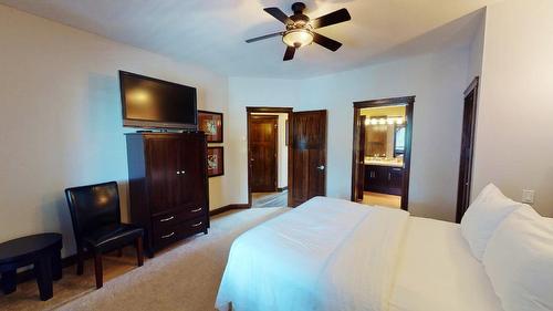 835 D - 800 Bighorn Boulevard, Radium Hot Springs, BC - Indoor Photo Showing Bedroom