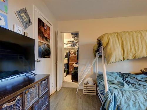 201-3277 Quadra St, Saanich, BC - Indoor Photo Showing Bedroom