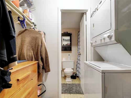 201-3277 Quadra St, Saanich, BC - Indoor Photo Showing Laundry Room
