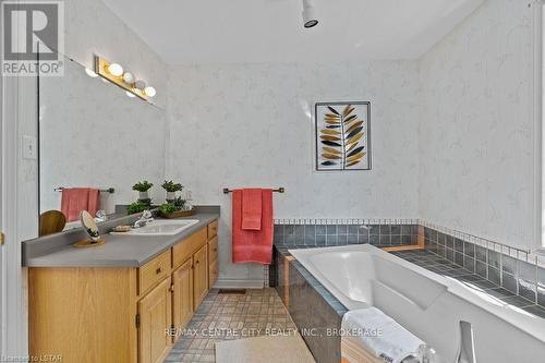 6 Aspen Place, London, ON - Indoor Photo Showing Bathroom