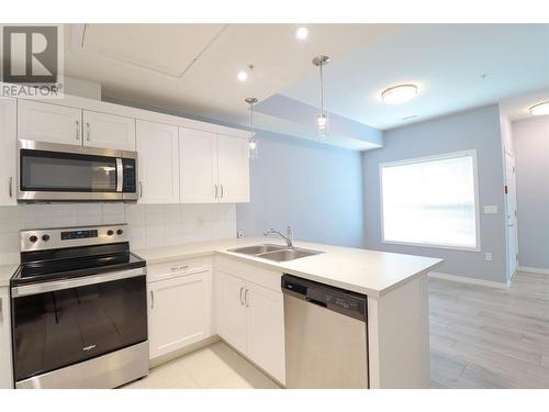 3346 Skaha Lake Road Unit# 102, Penticton, BC - Indoor Photo Showing Kitchen With Double Sink