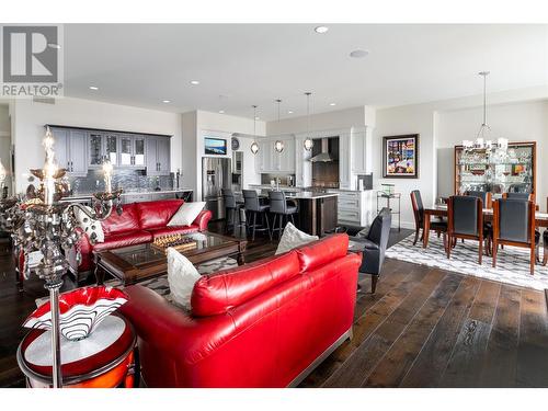 682 Peridot Court, Kelowna, BC - Indoor Photo Showing Living Room