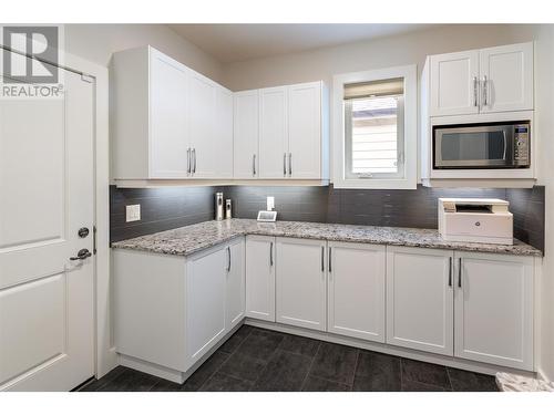 682 Peridot Court, Kelowna, BC - Indoor Photo Showing Kitchen