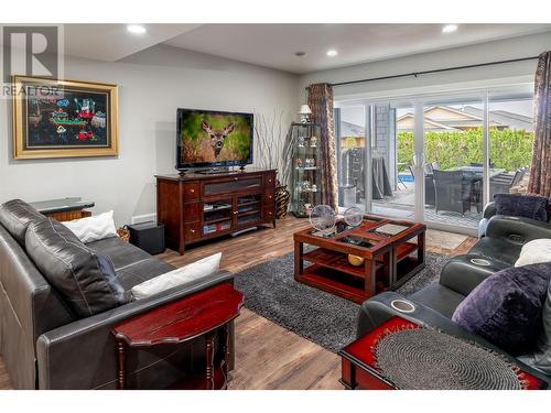 682 Peridot Court, Kelowna, BC - Indoor Photo Showing Living Room